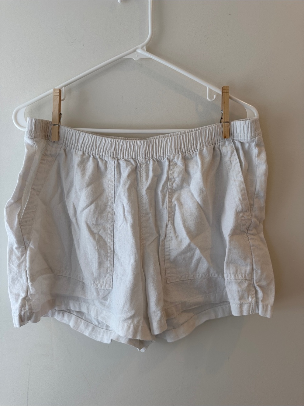 Universal Thread White Elastic-Waist Athletic Shorts with Pockets